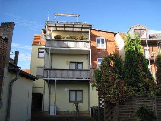 Rückwärtige Ansicht mit Balkonanlage