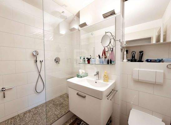 Modernes Bad (KI generiert)