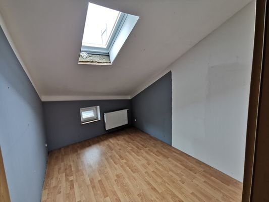 Schlafzimmer 2 mit Dach und Wandfenster 