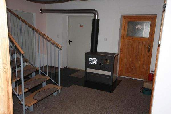 UG Flur mit Holzofen