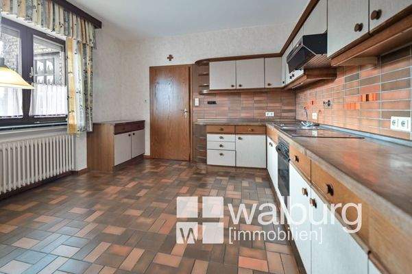 28 Küche mit Platz für den Esstisch