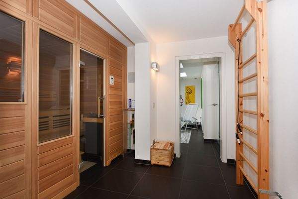 Sauna im Erdgeschoß mit Zugang zum Ruheraum