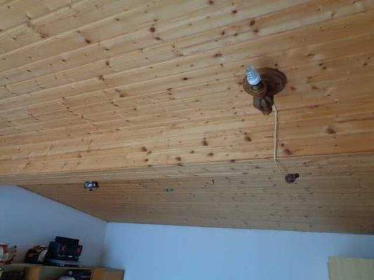 schöne Holzdecke in Garage