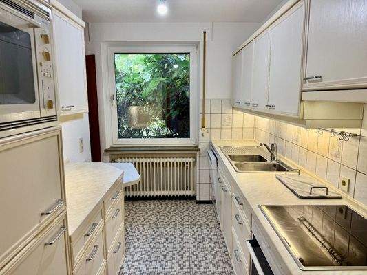 Küche mit Einbauküche