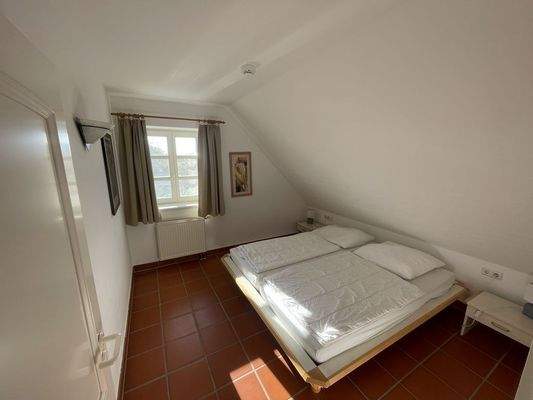 Das geräumige Schlafzimmer