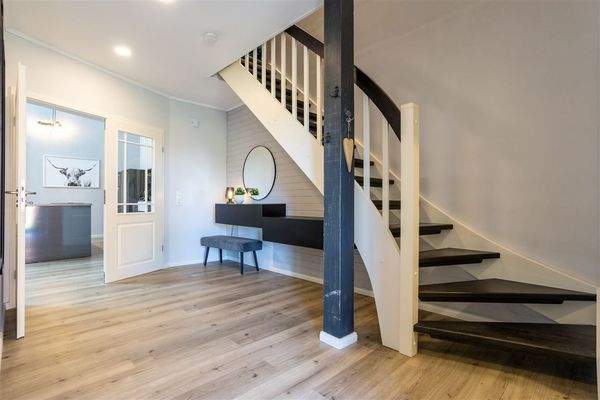 Flur und Treppe zum OG, Wohnhaus 