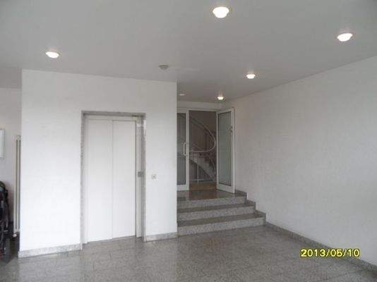 Eingangsbereich mit Personenaufzug