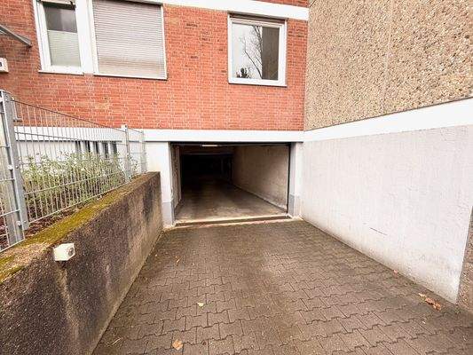 Einfahrt mit Metalltor