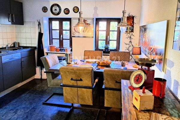 Gemütliche Küche mit Essbereich