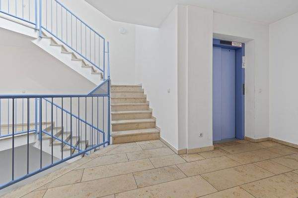 Treppenhaus mit Aufzug