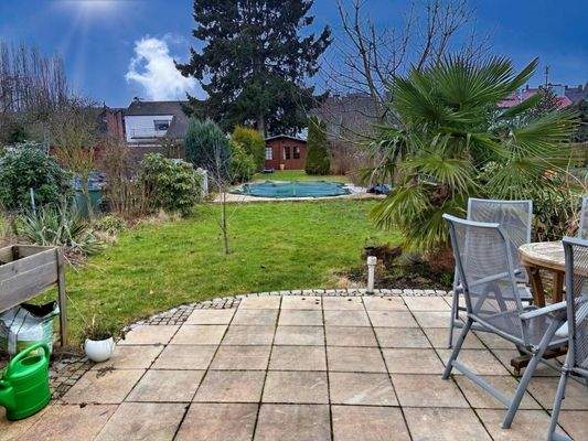 Blick von der Terasse in den Garten