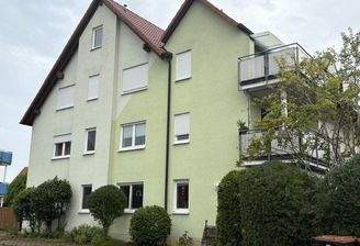 Westansicht mit Stellplätzen und Zugangsbereich