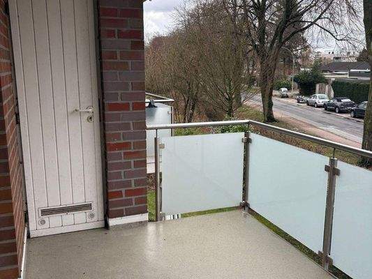 großer Balkon mit kleinem Abstellraum