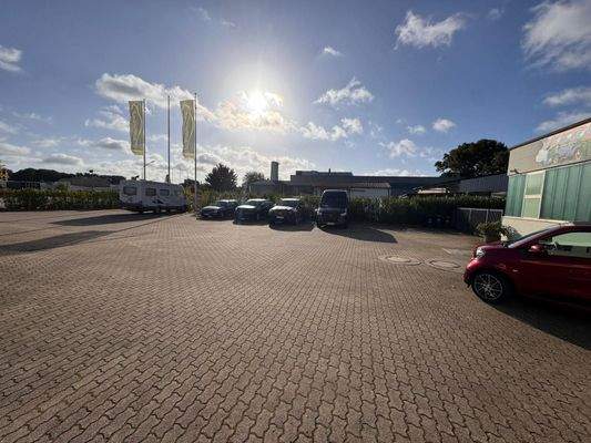 Vorplatz mit Stellplätzen.jpg