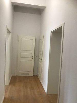 Flur mit Abstellkammer hinter der Tür