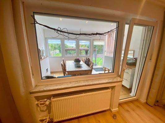 19/ Erdgeschoss: Blick vom Wohnzimmer in den Wintergarten.