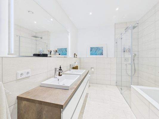 großzügiges Hauptbadezimmer