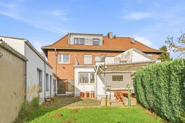 Blick von der Terrasse aufs Haus