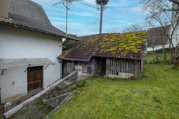 Hinterausgang und Holzschuppen