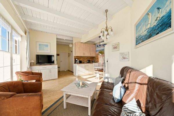 Wohnzimmer mit integrierter Küche & Essbereich