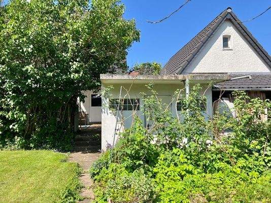 Großer Garten mit Unterstellmöglichkeiten