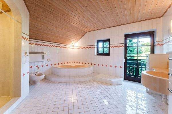 Hauptbadezimmer mit viel Raum und Licht