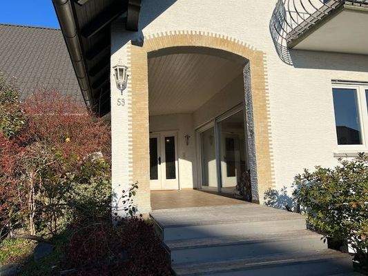 Hauseingangsbereich und Freisitz