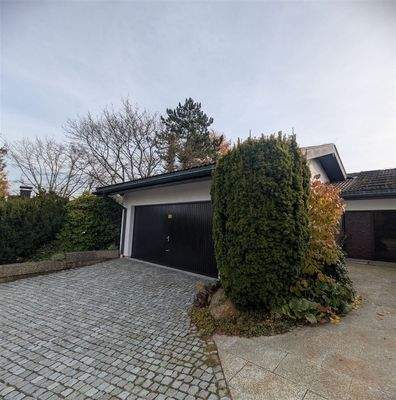 Eingang / Garage und Stellplätze