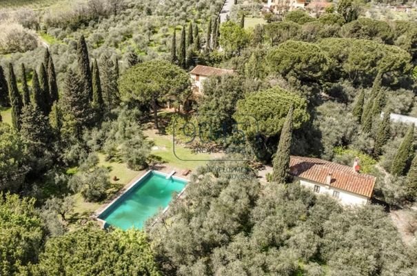Elegante Villa mit Pool, Weinberg und Olivenhain in Pescia - Toskana