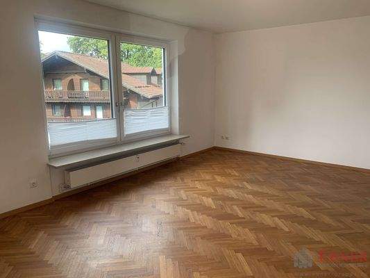 Wohnzimmer mit Parkettboden