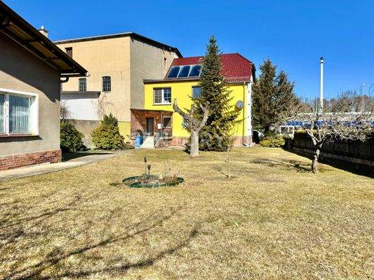 Sonnige Gartenansicht