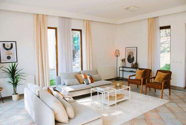 Wohnzimmer mit Panoramafenster