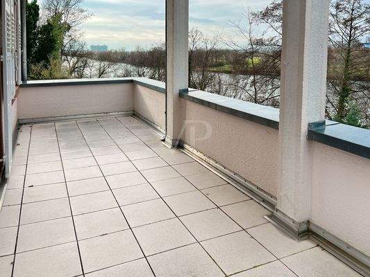 überdachter Wohnzimmerbalkon