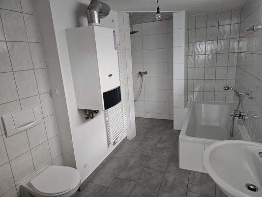 Bad im Untergeschoss WE01