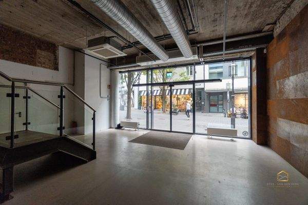 Fensterfront EG/ Eingang 