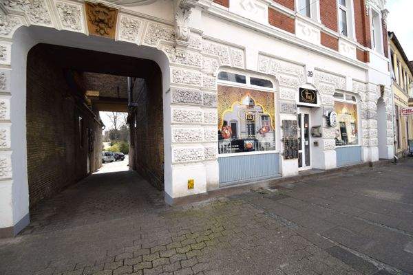 Restaurant und Tordurchfahrt