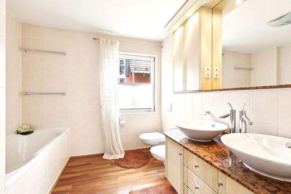 Masterbad mit Dusche und Badewanne