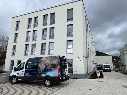 Hausansicht mit Zugang.jpg