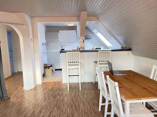 Wohnzimmer-Küche mit Esstresen