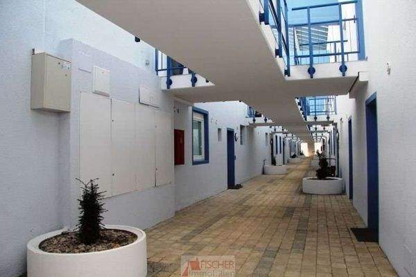 großer Eingangsbereich mit Lichtkuppel