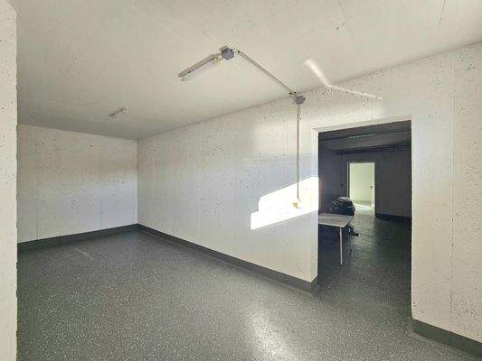 großer Abstellraum angrenzend an die Garage