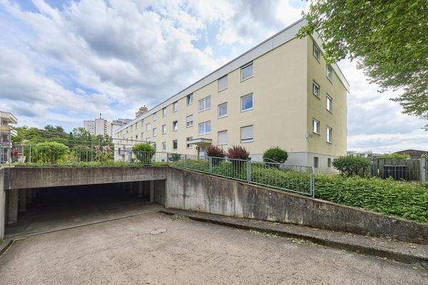 Einfahrt zu den Garagen