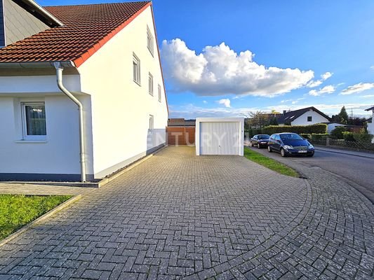 Zufahrt zur Garage mit 2 PKW Stellplätzen davor