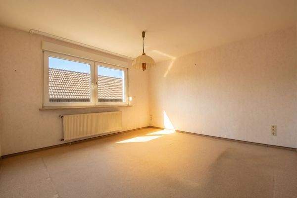 Großes Schlafzimmer im Erdgeschoss