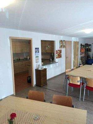 gemütlicher Gemeinschaftsraum mit eigener Küche