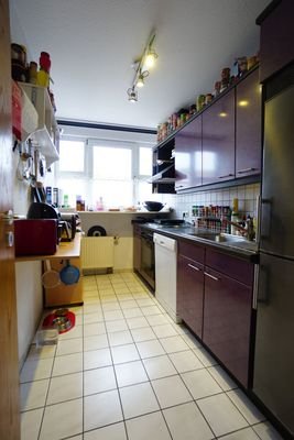 Küche mit Fliesenboden