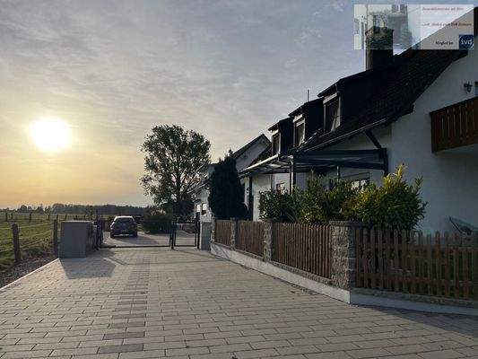 Zufahrt mit Parkplätzen