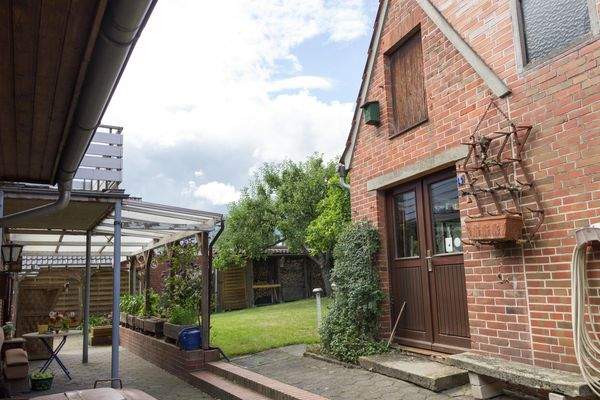 Überdachte Terrasse und Nebengebäude