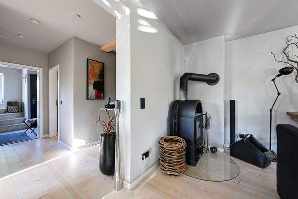 Ein eleganter Kamin als stilvolles Herzstück des Raumes