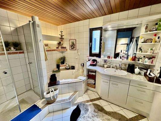 Bad mit Wanne & Dusche